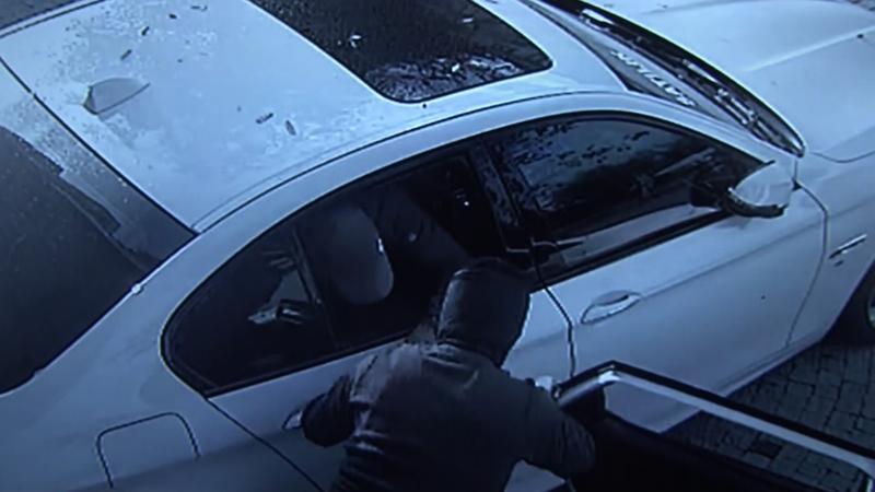 Galerideki çalışanlara aldırmadan güpegündüz lüks otomobile girdiler