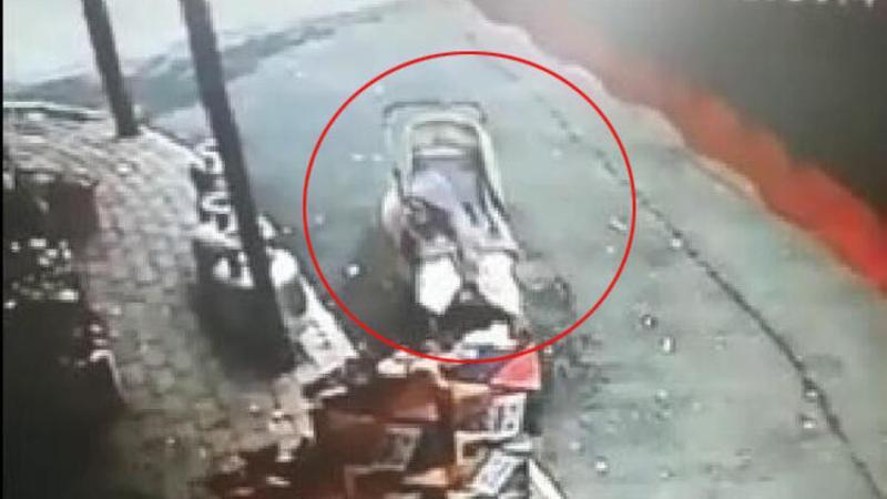 Bebek arabası kaydı; yürekler ağza geldi
