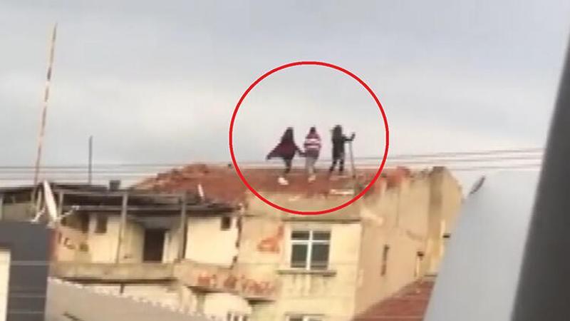 Tepki geçen görüntü! Çatıya çıkıp tehlikeye aldırış etmeden video çektiler