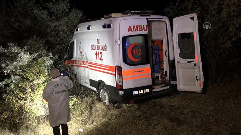Ambulansı sollamaya çalışan otomobil karşı yönden gelen kamyonetle çarpıştı