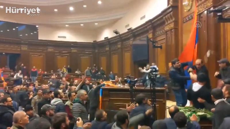 Ermenistan’da göstericiler parlamento binasını bastı