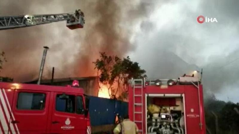 İstanbul Kartal'da büyük çaplı yangın: Çok sayıda itfaiye olaya müdahale etti