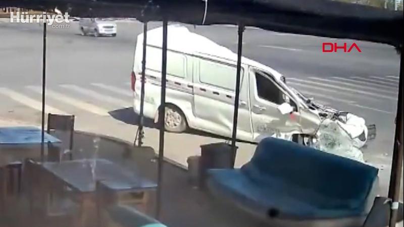 Çin’de kağıt gibi ezilen minibüs şoförünün mucize kurtuluşu kamerada