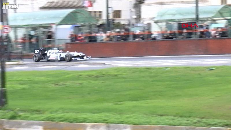 İstanbul'un tarihi yerlerinde Formula 1 araçları turluyor!