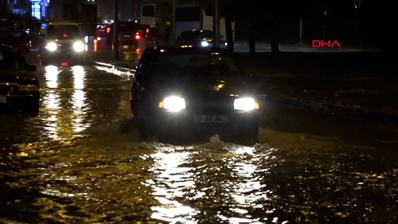 Trabzon'da sağanak etkili oldu, yollar göle döndü