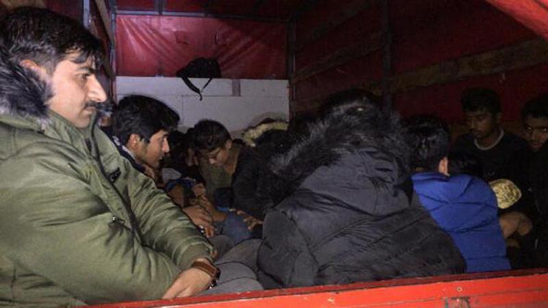 Kamyonetin kasasından 61 kaçak göçmen çıktı
