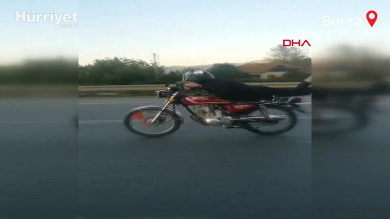 Plakasını söktüğü motosikleti yüzüstü yatarak kullandı