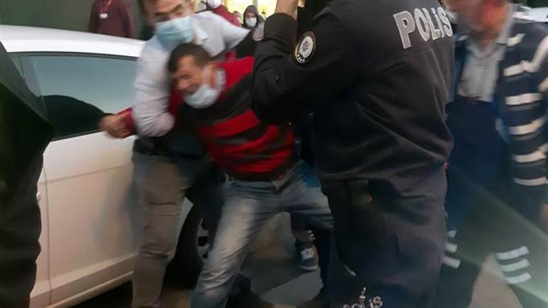 Kaza sonrası sinir krizi geçiren otobüs şoförü ortalığı birbirine kattı