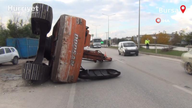 Tonlarca ağırlığındaki iş makinesi karayoluna devrildi