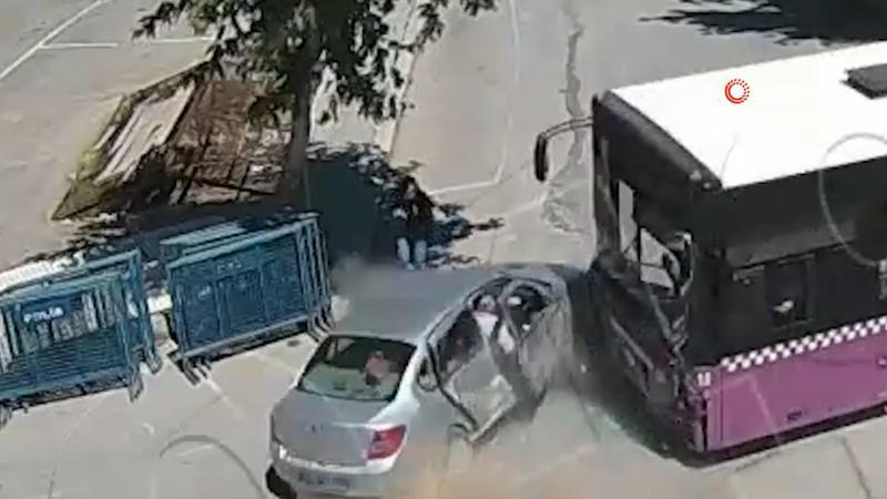 Halk otobüsü ile otomobil çarpıştı, genç kadın feci kazadan böyle kurtuldu