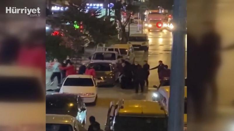 'Yan bakma kavgası' koronayı unutturdu, yumruklar havada uçuştu