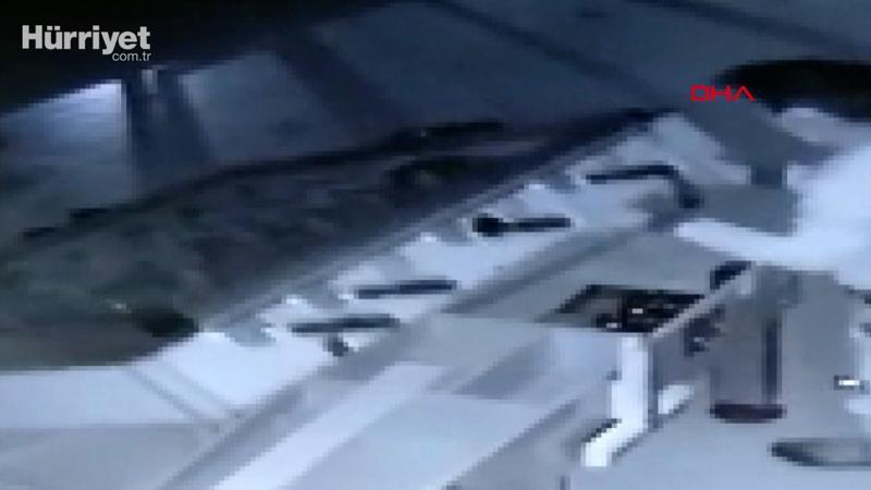Oyun makinesinin kilidini kırıp bozuk paraları çaldı; o anlar kamerada