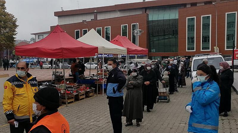Pazaryeri'nde vatandaşlar pazara 25'şer kişilik gruplar halinde alındı