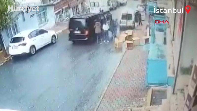 İş yeri sahibi, hırsızların kaçtığı hafif ticari aracın arka kapısını açarak içine atladı