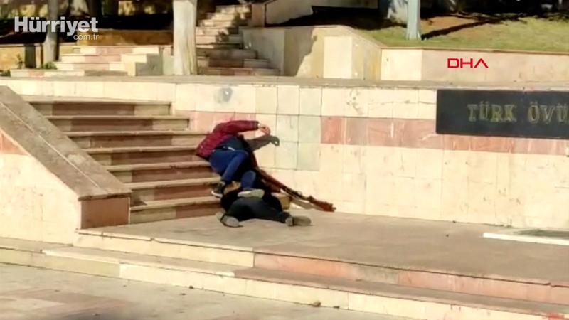 Boşanmak isteyen eşini ve kayınpederini adliye önünde tüfekle vurup ağır yaraladı