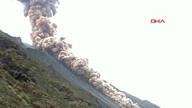 İtalya'da Stromboli yanardağında patlama