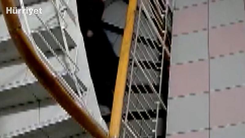 Beşiktaş'ta sipariş getirdiği apartmanda merdivenlere idrarını yapan kurye kamerada
