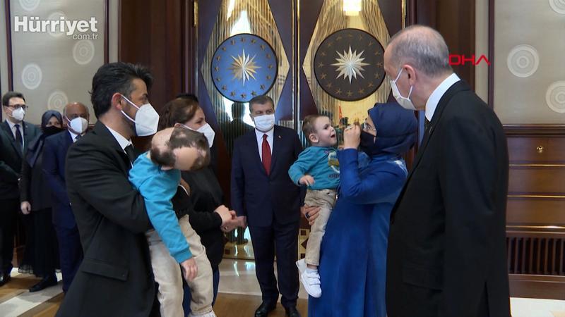 Cumhurbaşkanı Erdoğan, operasyonla ayrılan siyam ikizlerini konuk etti