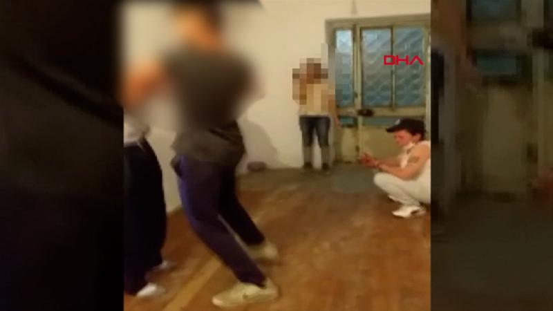 Eve çağırdıkları seyyar satıcıyı dövüp, görüntülerini kaydettiler