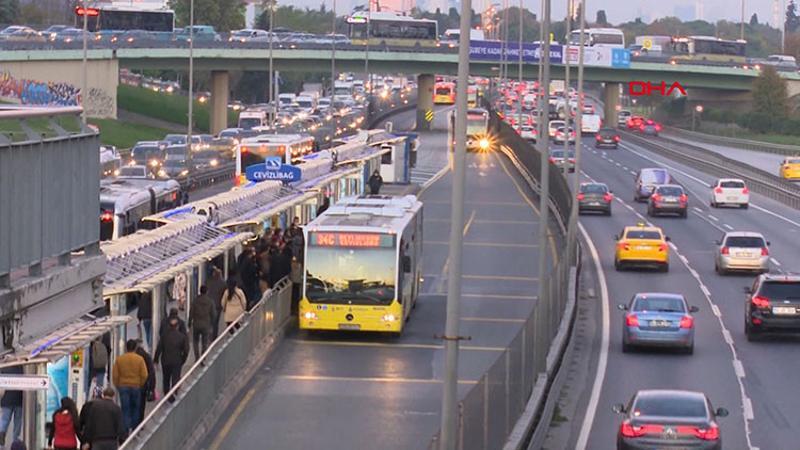 Metrobüste akşam saatlerinde yoğunluk yaşandı