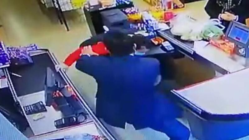 Markette ‘vertigo krizi’ geçiren kasiyeri son anda tuttu