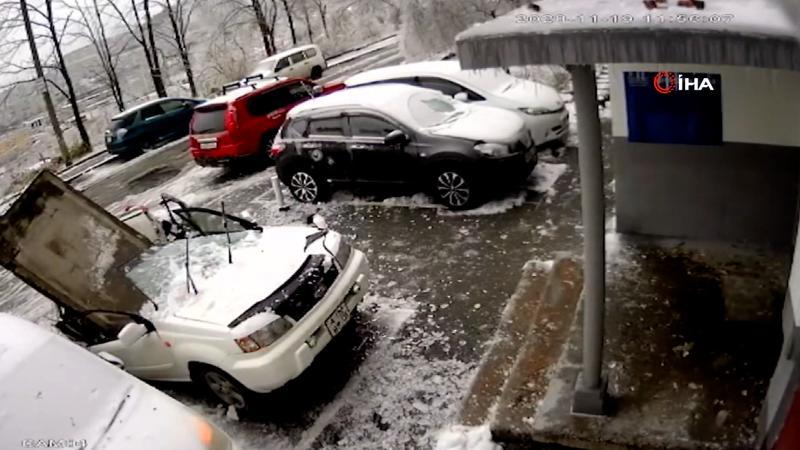 Rusya'da binanın üstünden düşen beton parçasından saniyelerle kurtuldu