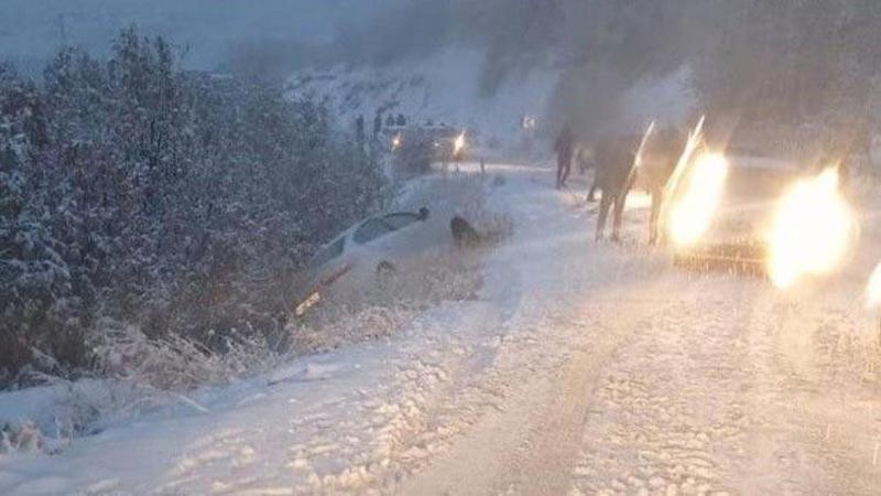 Bingöl’de kar nedeniyle araçlar yolda kaldı