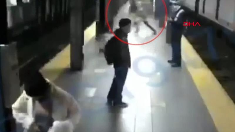 ABD'de tren bekleyen yolcu kadını raylara itti