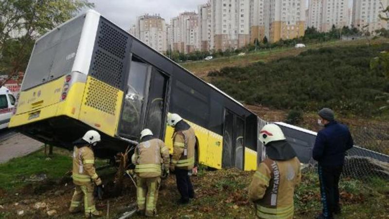Son dakika... Kayaşehir'de otobüs yoldan çıktı; o anlar kamerada