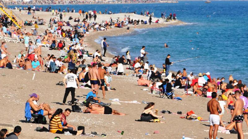 Görüntüler Antalya'dan... Kısıtlamanın ardından dünyaca ünlü sahile akın ettiler