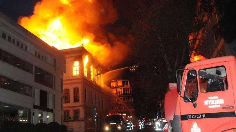 İtfaiyeci, müdahale ettikleri yanan evin ikinci katından düştü