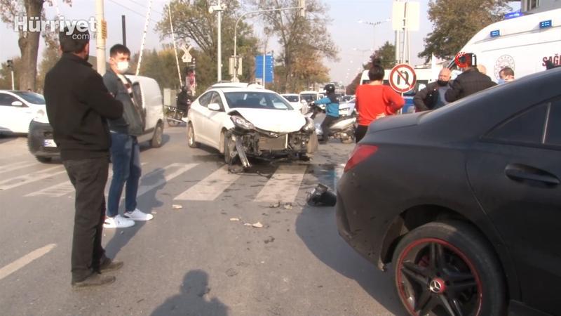 Otomobiller çarpıştı, yolun karşısına geçmek isteyen yaşlı adam direğin altında kaldı