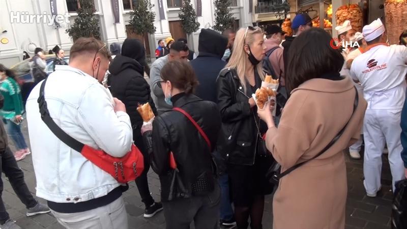 İstiklal Caddesi’nde büfeler önünde yemek yeme yoğunluğu