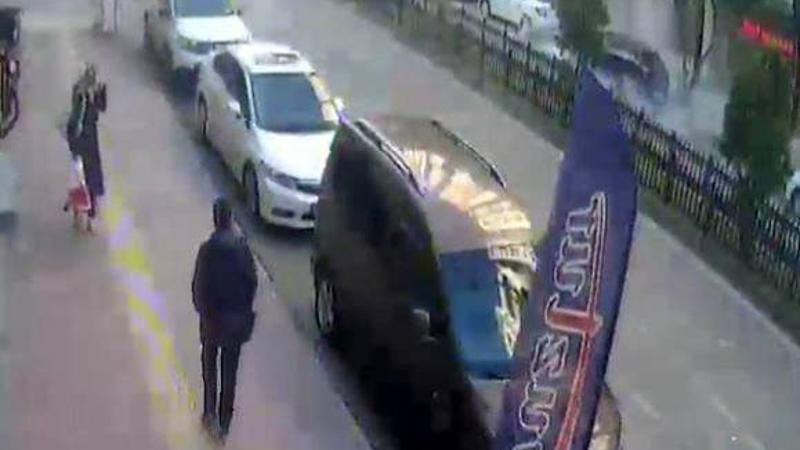 Rüzgarda apartmanın dış cephe kaplamasının düşme anı kamerada