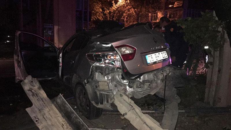 Bariyere çarpan otomobilde 2 kişi yaralandı
