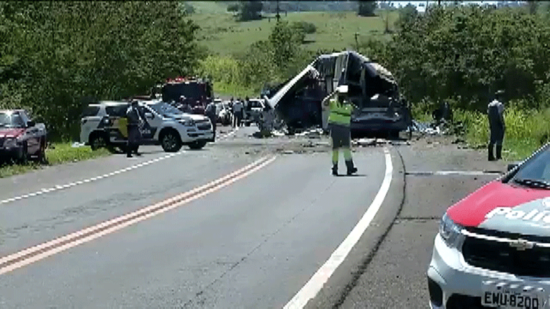 Brezilya'da yolcu otobüsü ile TIR çarpıştı: Çok sayıda ölü var