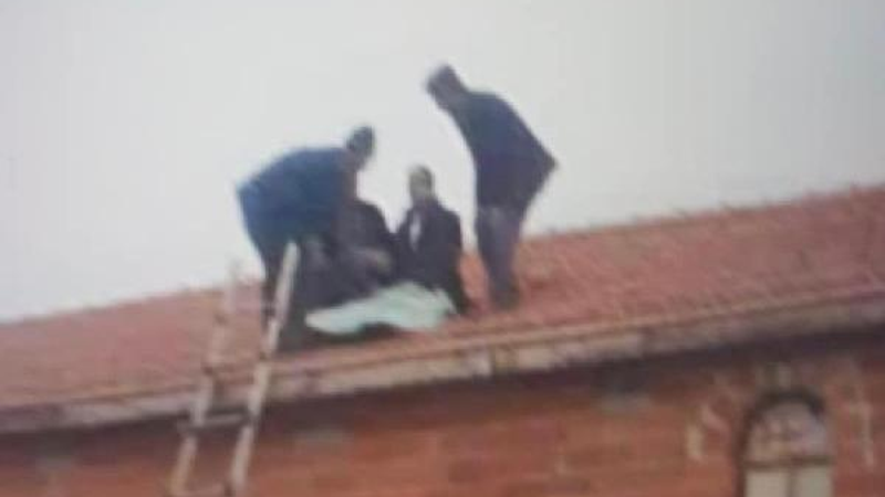 Takla atan araçtan savrulan sürücü evin çatısına düştü