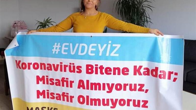 Evinin camına 'koronavirüs bitene kadar misafir almıyoruz' yazılı afiş astı