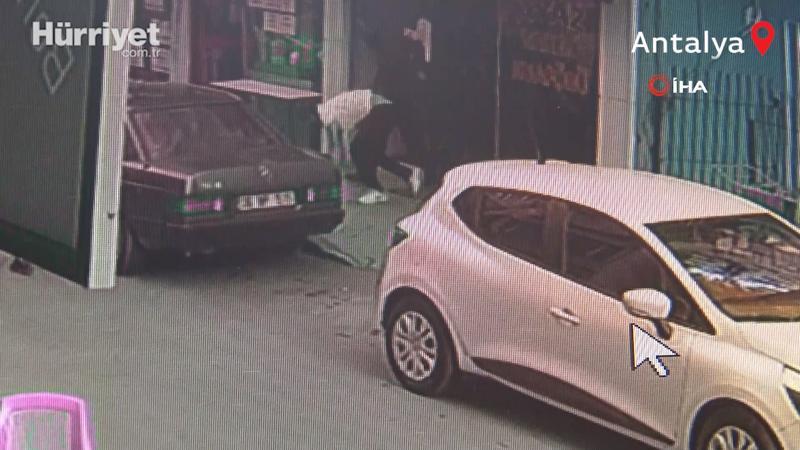 Antalya'da kaçan hırsıza uçan tekme kamerada