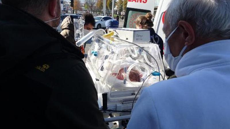 Yeni doğan bebeği taşıyan ambulans otomobille çarpıştı! Kaza anı kamerada