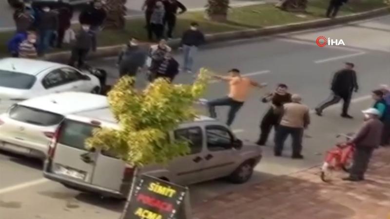 Yakınını kazada yaralandığını görünce çılgına döndü