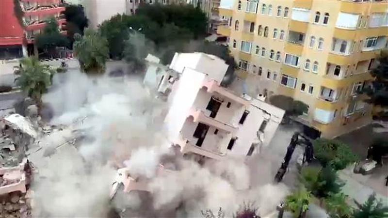 Kentsel dönüşümdeki binanın kontrollü yıkımı kamerada