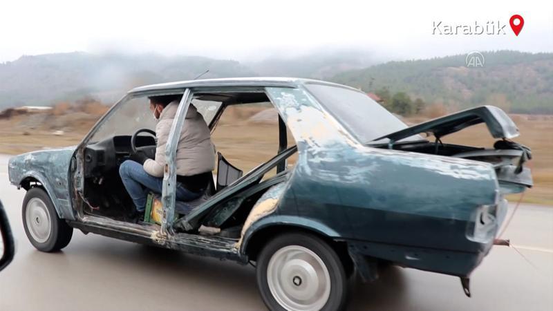 Kapıları ve koltukları olmayan otomobille tehlikeli yolculuk