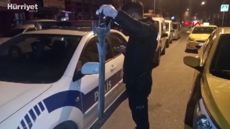 Alkollü müşteri taksi durağında kılıçla dehşet saçtı