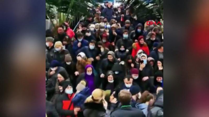 Rusya'da Noel alışverişi kalabalığı tepki çekti