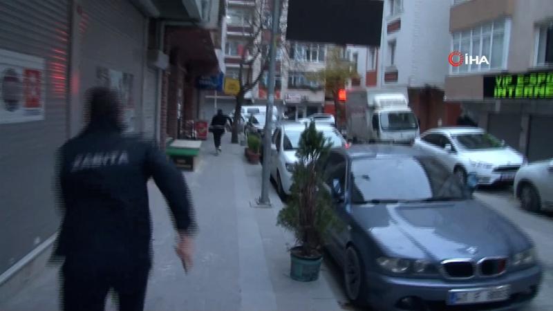 Yasağa rağmen internet kafeye gelenler zabıtadan böyle kaçtı