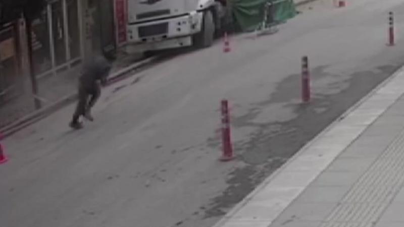 Elazığ'daki depremde kendisini aşağı atan şahıs kamerada
