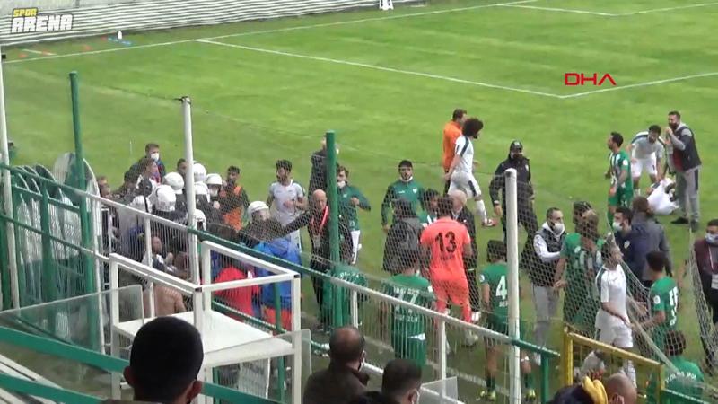 Maç sonrası futbolcular birbirine girdi, polis arbedeyi güçlükle önledi
