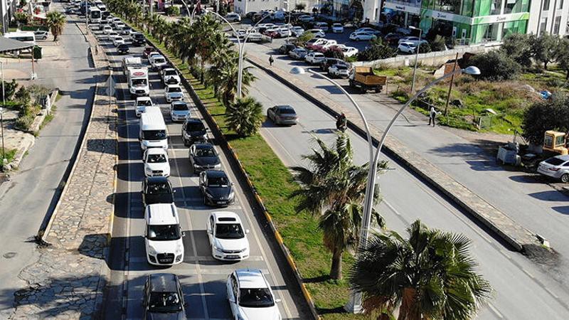 Yılbaşı öncesi Bodrum’a akın ettiler! Kilometrelerce araç kuyruğu oluştu
