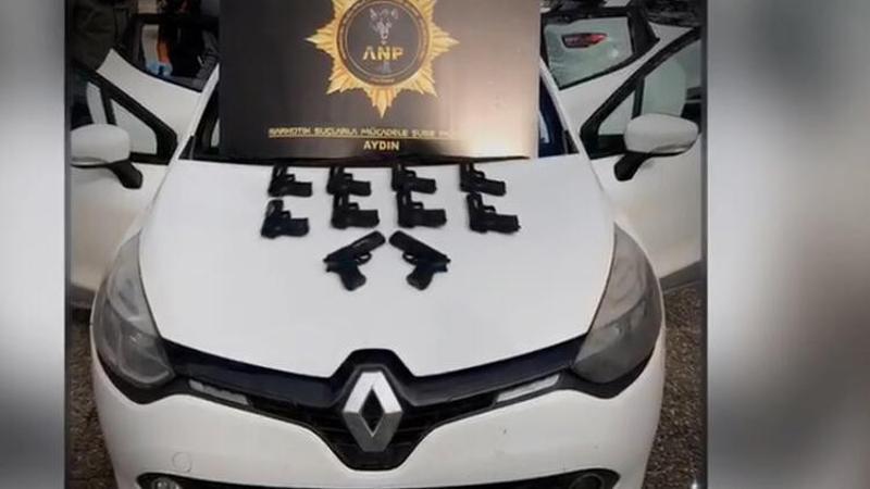 Otomobilin kaportasından 10 adet ruhsatsız tabanca çıktı